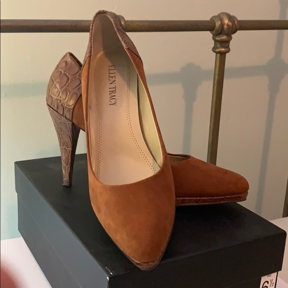 Ellen Tracy suede heels size 6.5